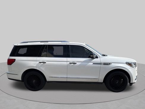 Used 2018 Lincoln Navigator Select RWD image 3