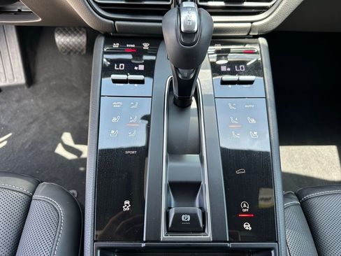 Certified 2025 Porsche Macan AWD/4WD image 24