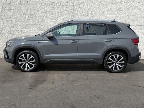 Used 2023 Volkswagen Taos SE w/ Panoramic Sunroof Package AWD/4WD image 4