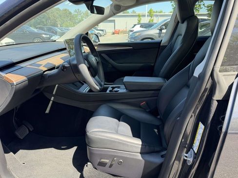 Used 2024 Tesla Model Y 2WD image 5