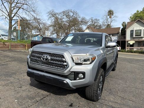 Used 2017 Toyota Tacoma TRD Off-Road w/ Premium & Technology Package AWD/4WD image 3