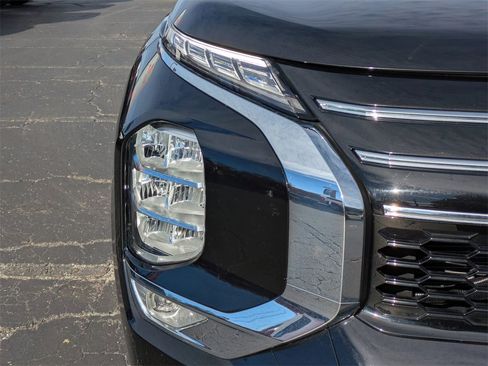 Used 2025 Mitsubishi Outlander SE image 10