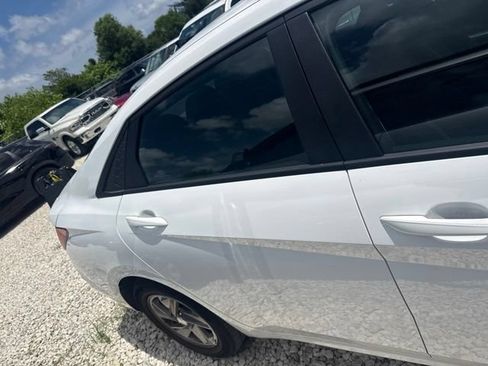 Used 2024 Hyundai Elantra SE FWD image 5