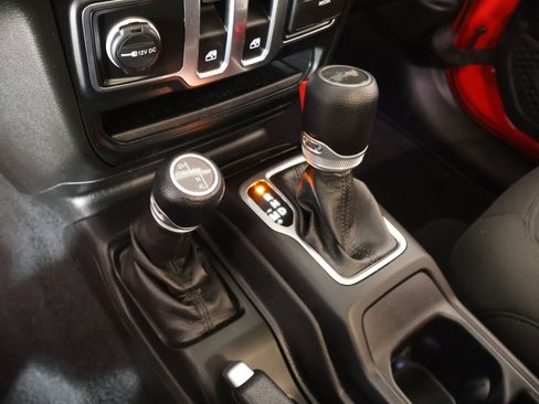 Used 2020 Jeep Wrangler Sport AWD/4WD image 7