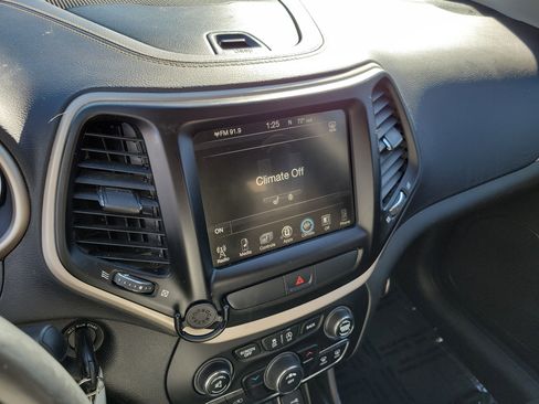 Used 2017 Jeep Cherokee Latitude w/ Cold Weather Group image 26