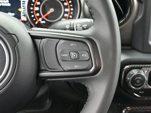 Used 2023 Jeep Gladiator Sport image 16