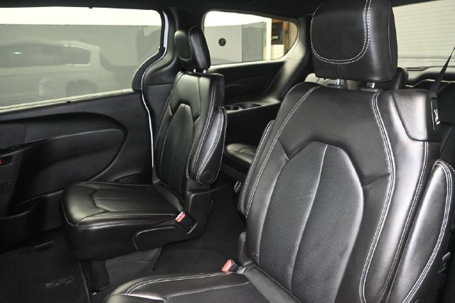 Used 2025 Chrysler Pacifica Select FWD image 12