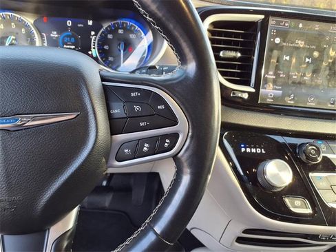 Used 2021 Chrysler Pacifica Touring-L image 61