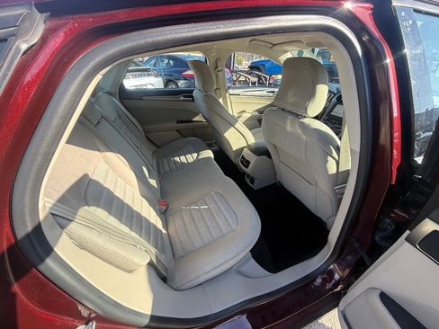 Used 2018 Ford Fusion SE FWD image 18