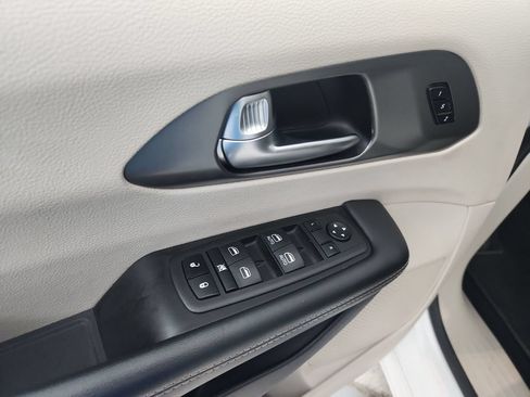 Certified 2023 Chrysler Pacifica Touring-L FWD image 24