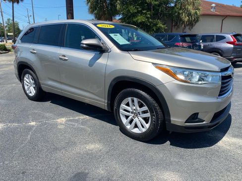 Used 2016 Toyota Highlander LE image 5