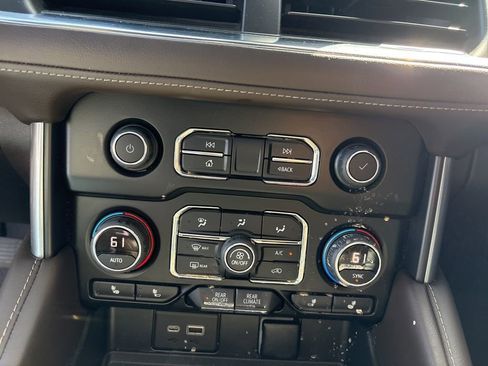 Used 2022 Chevrolet Suburban LT w/ LT Signature Package image 16