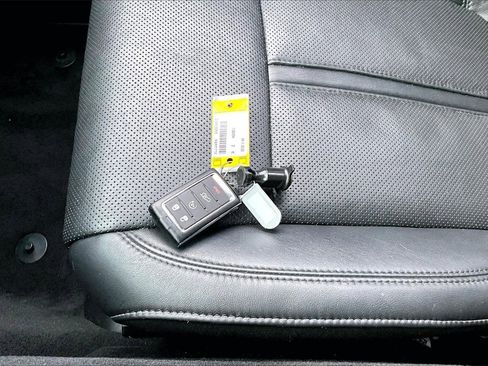 Certified 2024 Jeep Wagoneer L Series II w/ Flexible Seating Group image 31