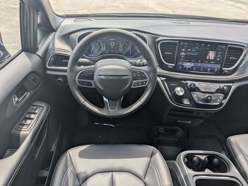 New 2027 Chrysler Pacifica Select FWD image 16