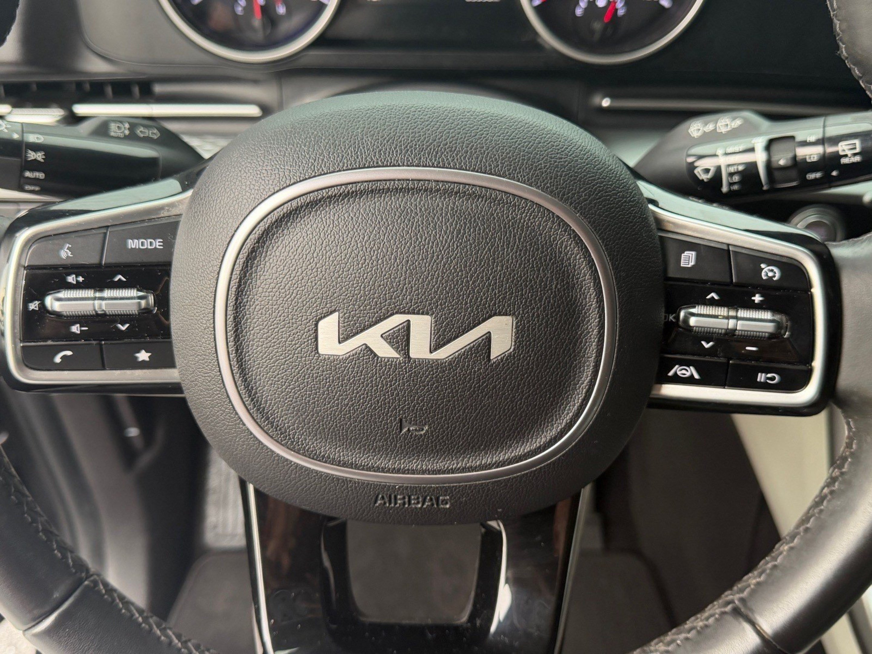 Used 2022 Kia Carnival LX FWD image 29