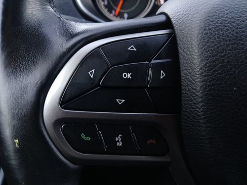 Used 2019 Jeep Cherokee Latitude Plus w/ Comfort/Convenience Group AWD/4WD image 11