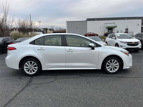 Used 2024 Toyota Corolla LE w/ LE Convenience Package image 2