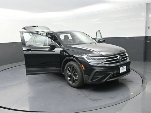Used 2023 Volkswagen Tiguan SE FWD image 40
