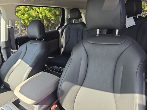 New 2026 Kia Carnival FWD image 22