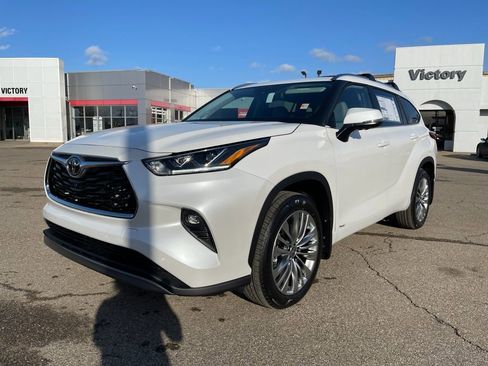 New 2026 Toyota Highlander Platinum AWD/4WD image 1