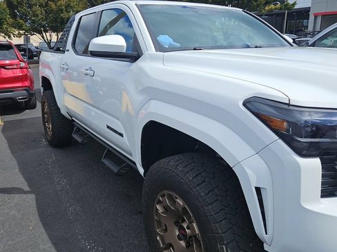 Used 2025 Toyota Tacoma SR5 AWD/4WD image 1