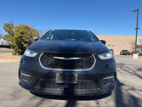 Used 2024 Chrysler Pacifica Touring-L image 2