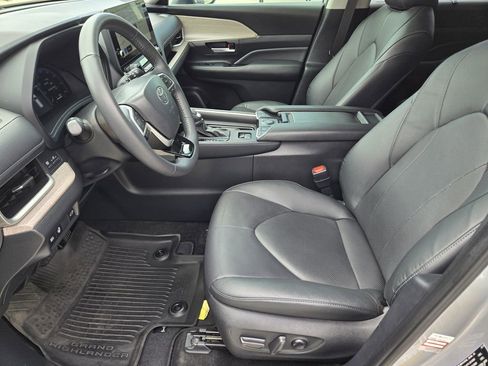 Used 2024 Toyota Grand Highlander FWD image 16