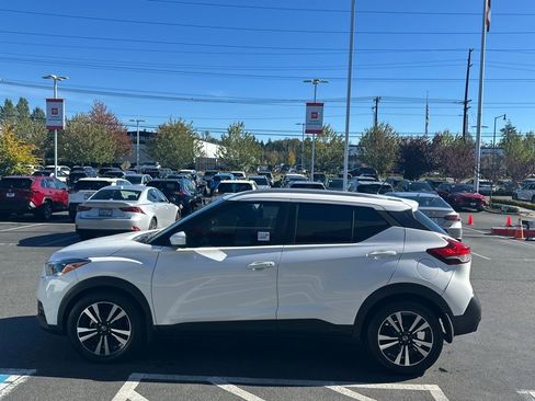 Used 2018 Nissan Kicks SV image 6