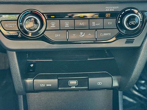Used 2020 Kia Niro EX Premium w/ Cold Weather Package FWD image 23