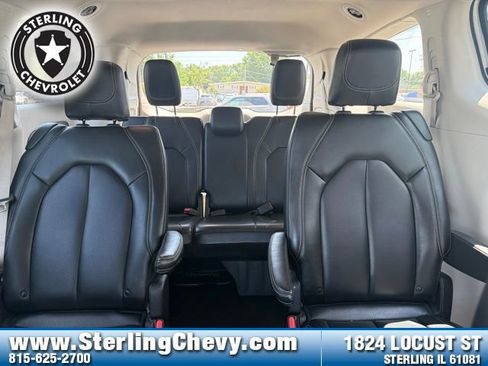 Used 2023 Chrysler Pacifica Touring-L FWD image 16
