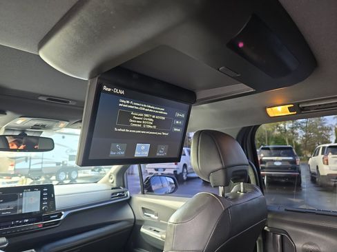 Certified 2022 Toyota Sienna XLE Woodland Edition image 23