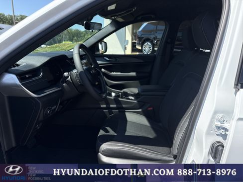 Used 2025 Jeep Grand Cherokee Laredo RWD image 10