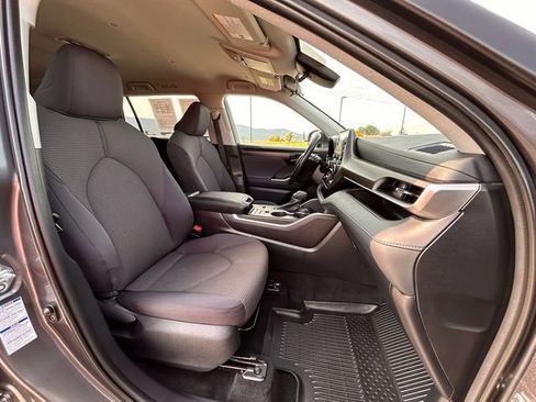Used 2022 Toyota Highlander LE image 25