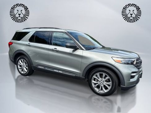 Used 2020 Ford Explorer XLT w/ Equipment Group 202A AWD/4WD image 3