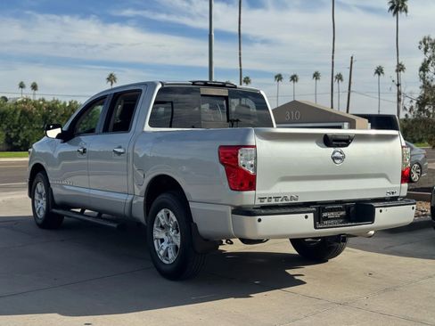 Used 2018 Nissan Titan SV w/ SV Convenience Package image 8