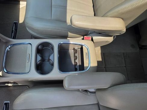 Used 2016 Chrysler Town & Country Touring-L FWD image 14