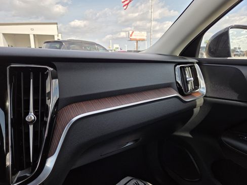 Used 2024 Volvo S60 B5 Plus image 31