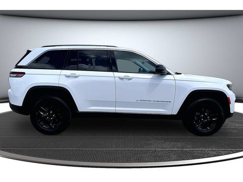 Certified 2024 Jeep Grand Cherokee Laredo AWD/4WD image 15