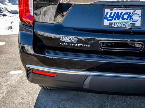 Used 2022 GMC Yukon XL SLT w/ SLT Premium Package image 10