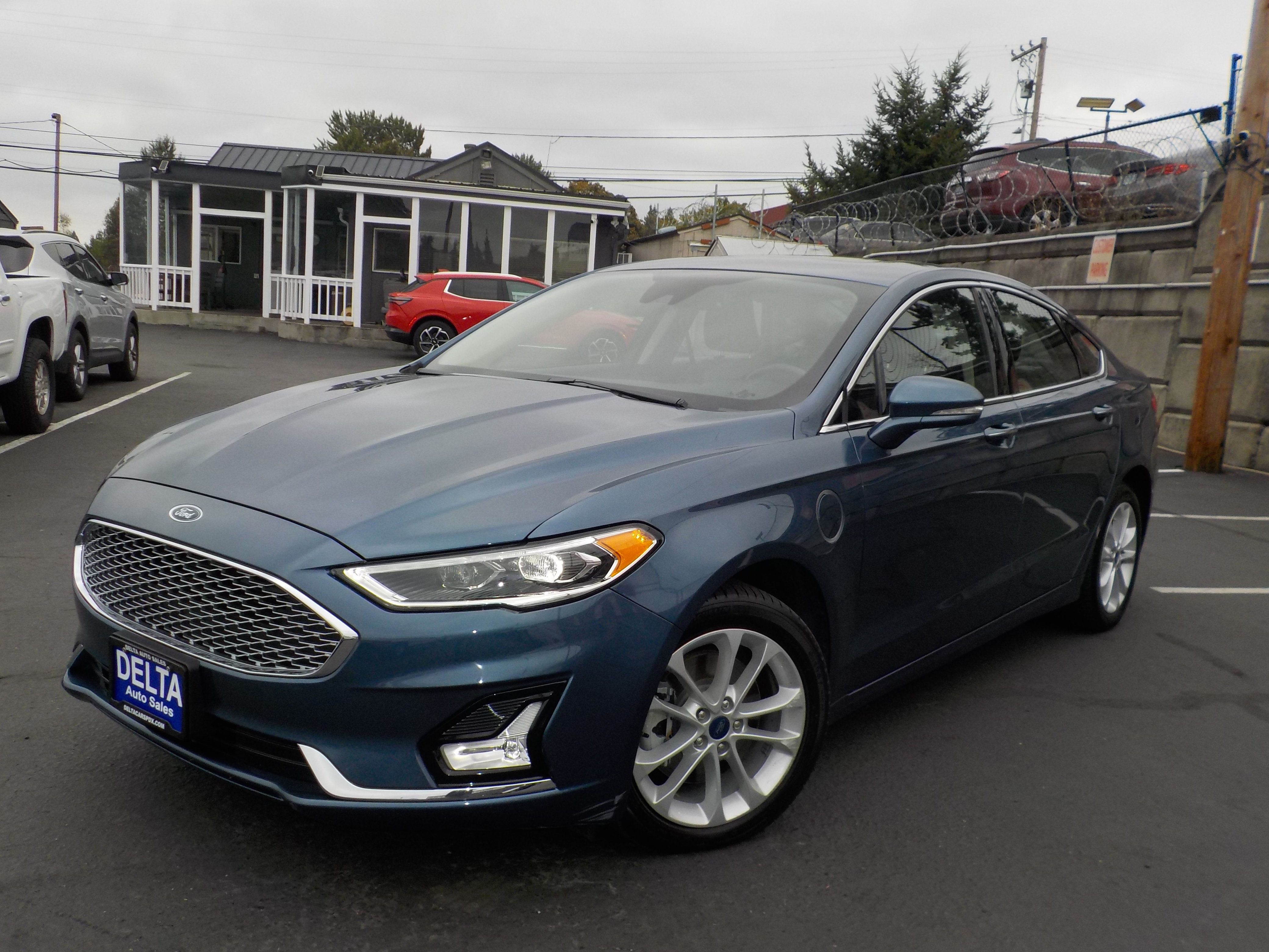 Used 2019 Ford Fusion Energi Titanium FWD image 2
