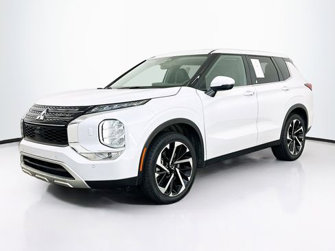 Used 2024 Mitsubishi Outlander SE image 3