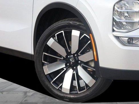 Used 2025 Mitsubishi Outlander AWD image 3