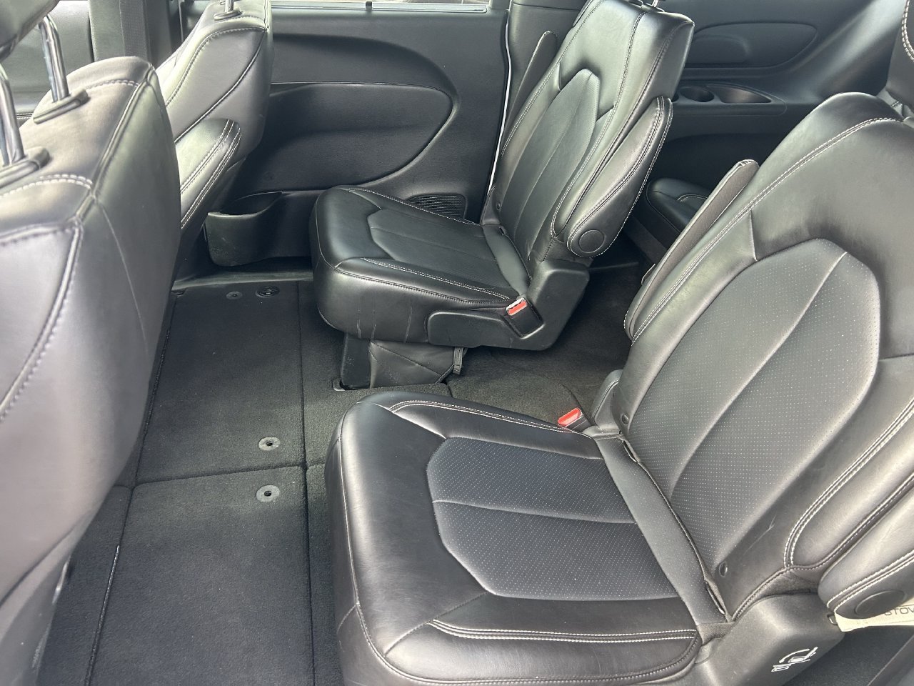 Used 2026 Chrysler Pacifica Select FWD image 12