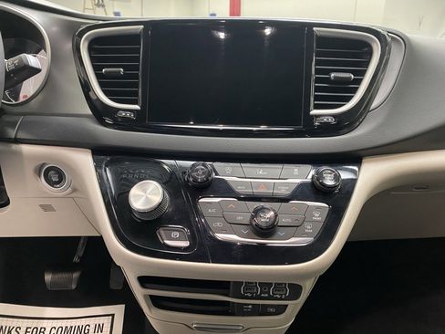 Used 2022 Chrysler Pacifica Touring-L image 32