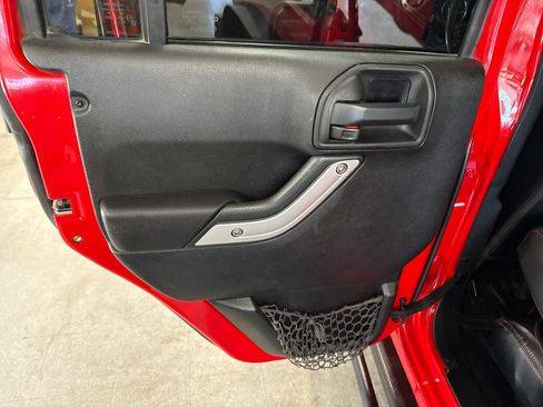 Used 2014 Jeep Wrangler Unlimited Rubicon w/ Connectivity Group AWD/4WD image 32