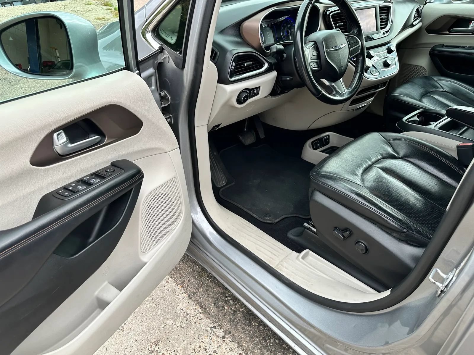 Used 2018 Chrysler Pacifica Touring-L FWD image 9