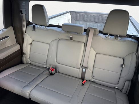 Used 2025 GMC Sierra 1500 SLT image 13