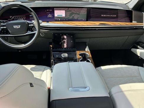 Used 2025 Cadillac Escalade ESV Sport Platinum w/ LPO, ONYX Package AWD/4WD image 16