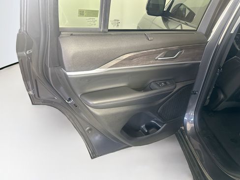 Used 2023 Jeep Grand Cherokee Limited w/ Luxury Tech Group II image 27