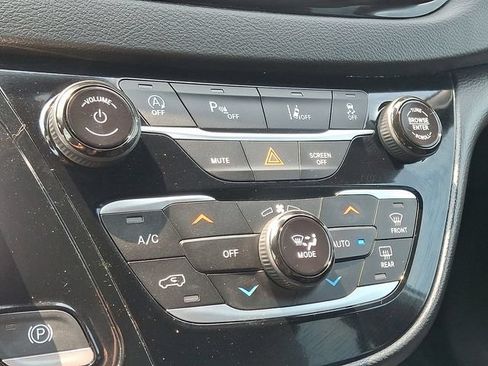 Used 2025 Chrysler Pacifica Select FWD image 16
